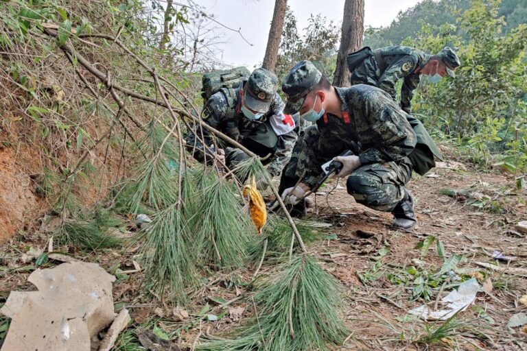 Chinese recovery teams sift debris of crashed China Eastern jet