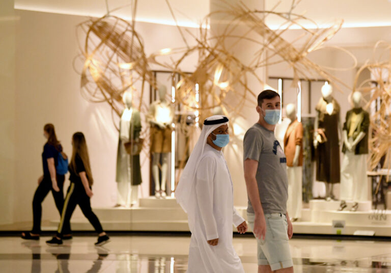 UAE updates COVID-19 rules for close contacts, procedures for travelers by land