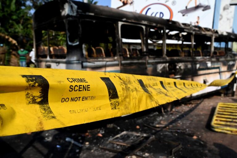 Sri Lanka: Tight security in Colombo as shops open after state of emergency order