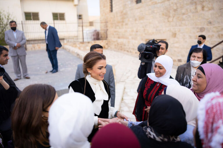 Queen Rania joins unsung heroes in Al Karak for iftar