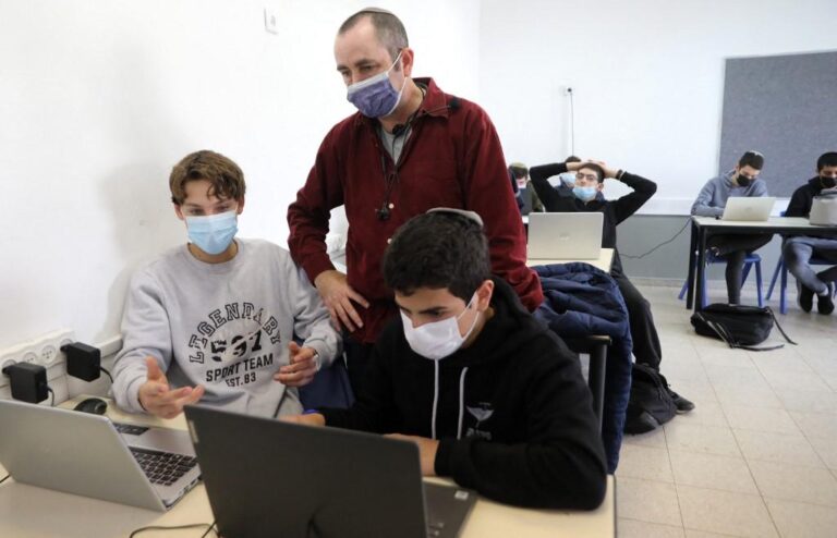 Israel lifts indoor mask mandate as coronavirus cases drop