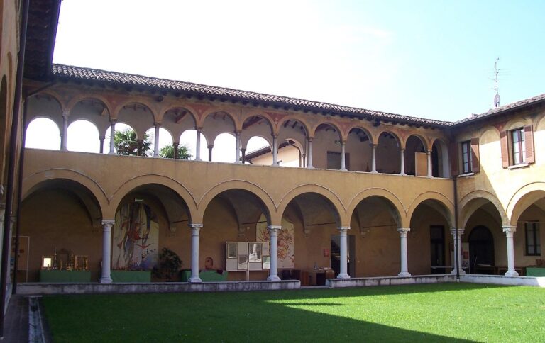 Italian politicians, religious figures join iftar in Brescia