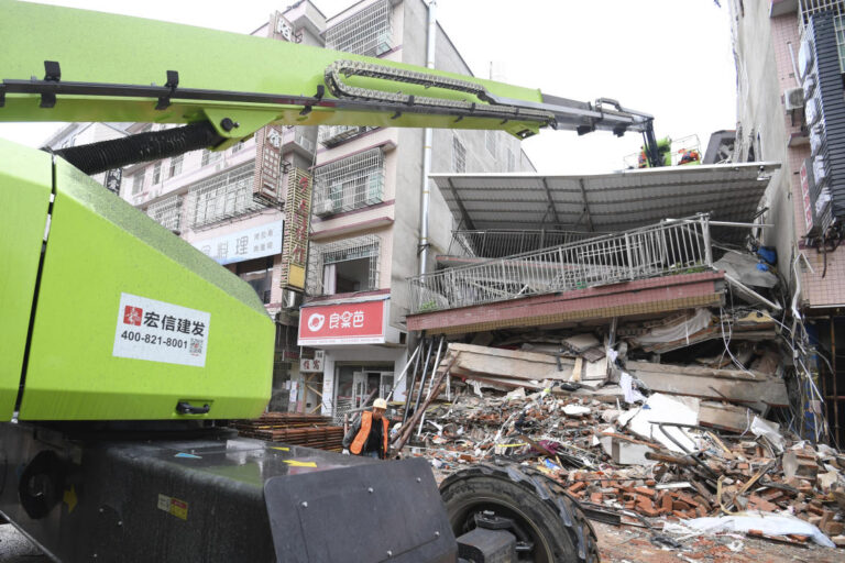 Hopes dim for finding China building collapse survivors