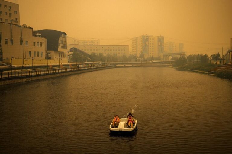 Two hundred homes ablaze, deaths in Siberia fires