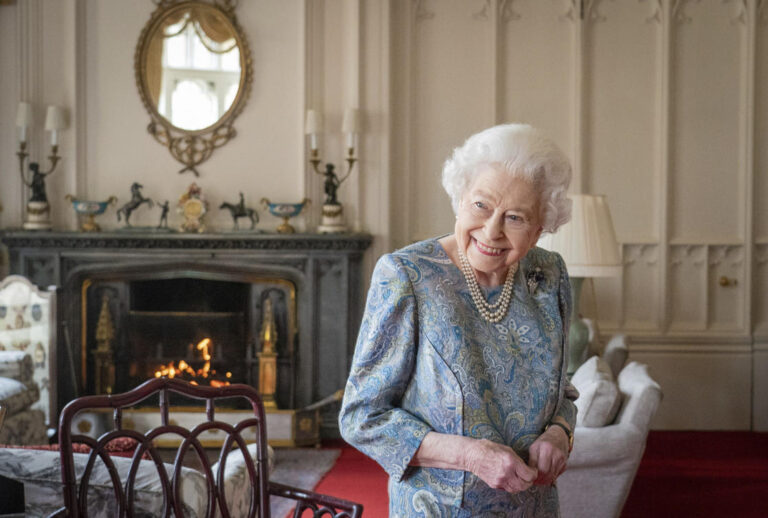 Queen Elizabeth pulls out parliament opening because of ‘episodic mobility problems’