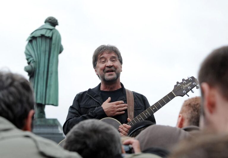 Russia prosecutes veteran rock star for criticizing Ukraine conflict