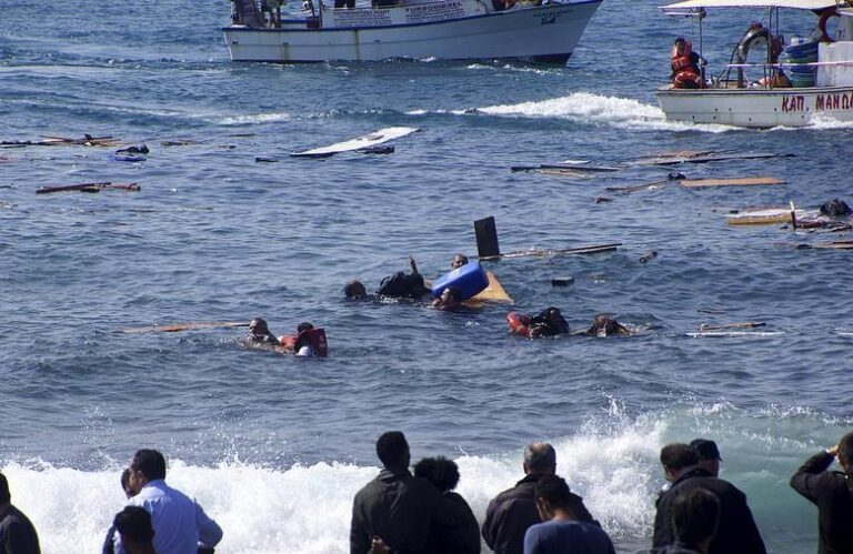 Greece says blocks hundreds of migrants from crossing Aegean