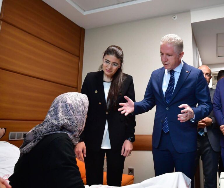 Mayor visits elderly Syrian woman after unprovoked attack by Turkish man