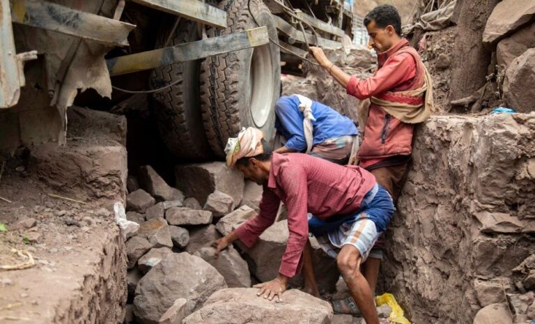 Houthis attack Yemen govt troops in besieged Taiz