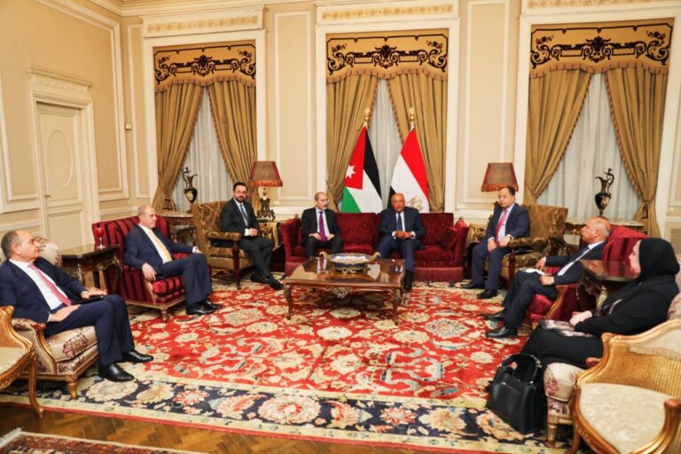 Egyptian FM receives Jordanian delegation