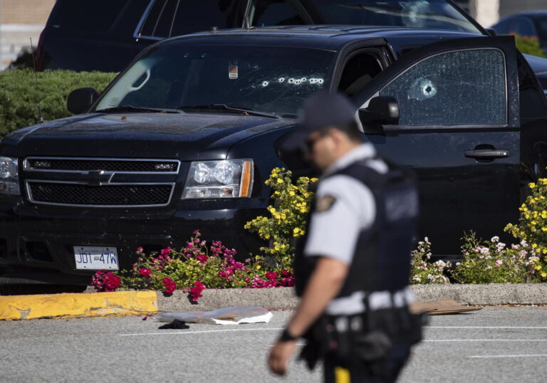 Gunman slain after rampage kills 2, hurts 2 near Vancouver