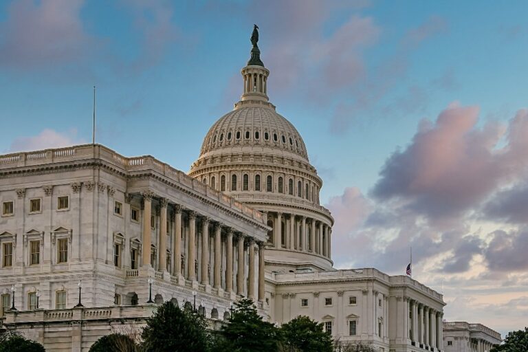 Lightning strike near White House leaves 4 in critical condition
