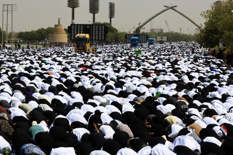 Tens of thousands pray in show of force by Iraq cleric Sadr