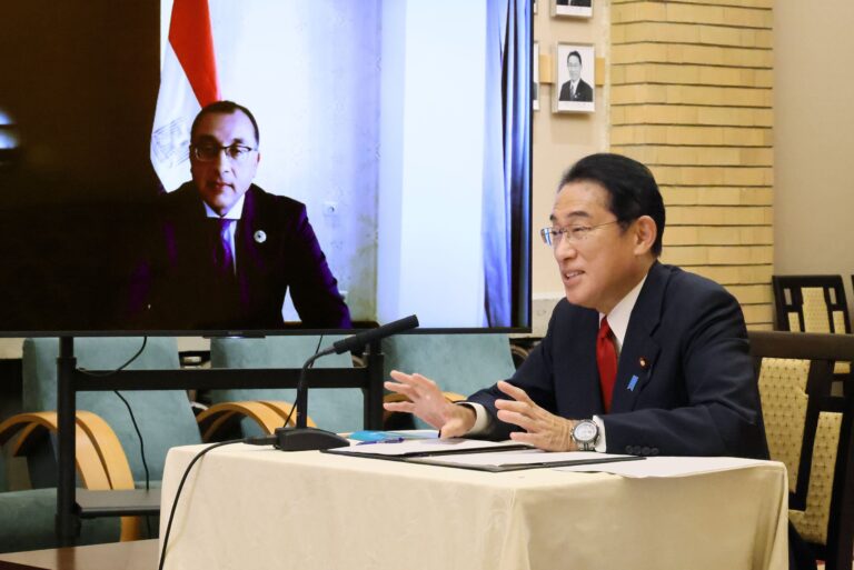 Egyptian PM discusses bilateral relations with Japanese counterpart