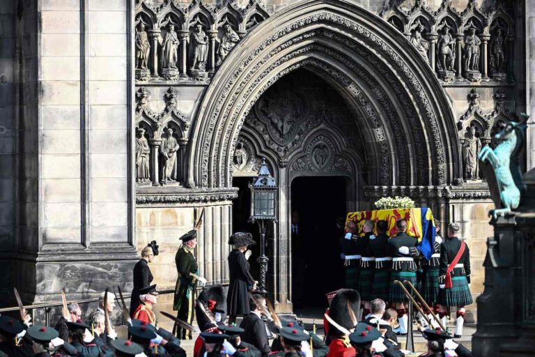In solemn procession, Queen Elizabeth’s coffin is taken through Edinburgh
