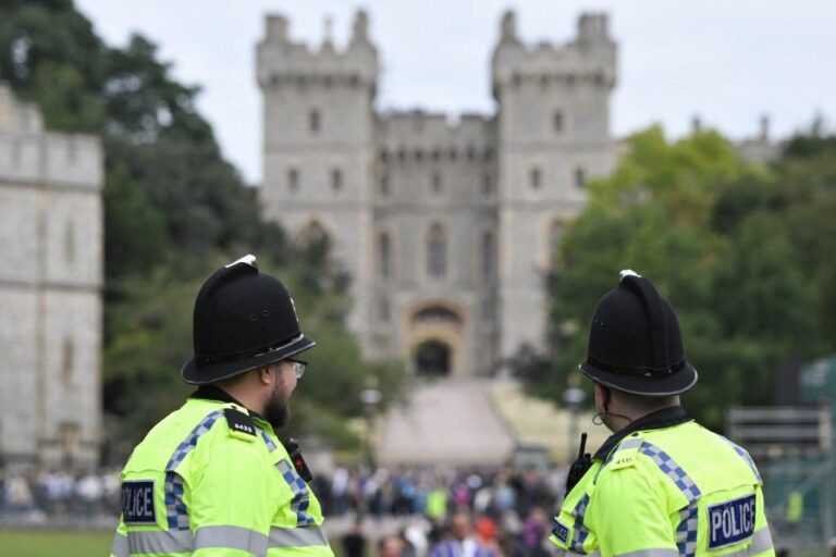 UK police: 2 officers stabbed in central London