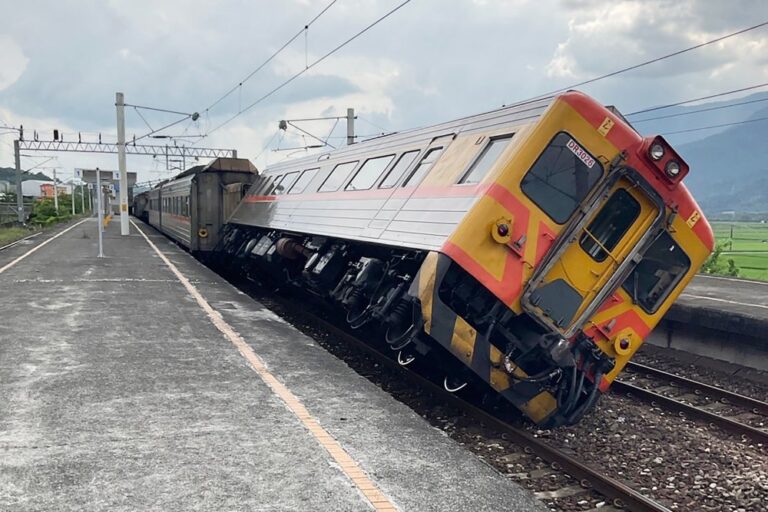 Strong quake kills 1, knocks house, derails train in Taiwan
