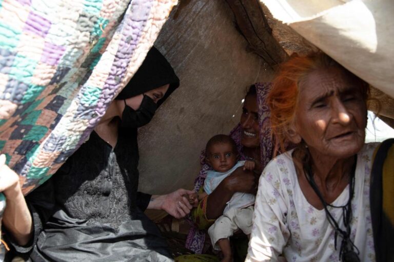 Pakistan deploys more doctors to fight diseases after floods