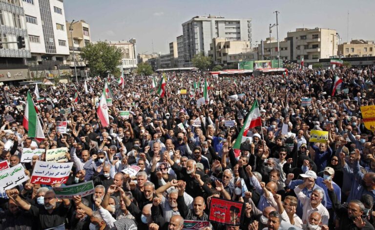 Pro-government marchers call for executions, as protests continue in Iran