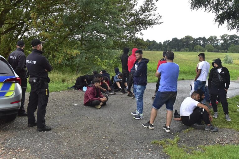 Austria to launch checks at Slovak border to stop migrants