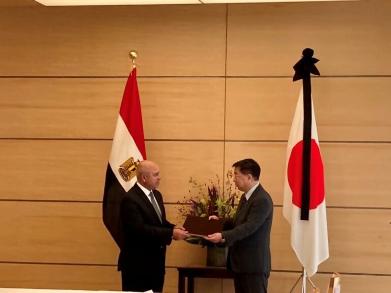 Japanese chief cabinet secretary receives courtesy call from Egyptian transport minister