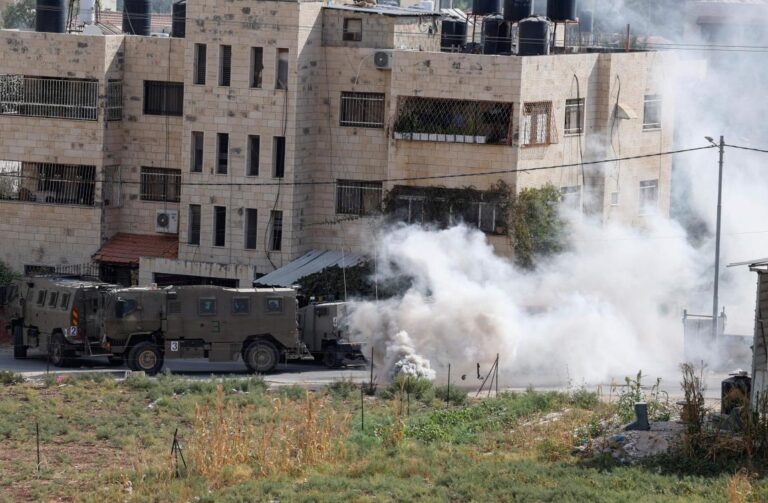 Israeli forces hunt east Jerusalem checkpoint attacker