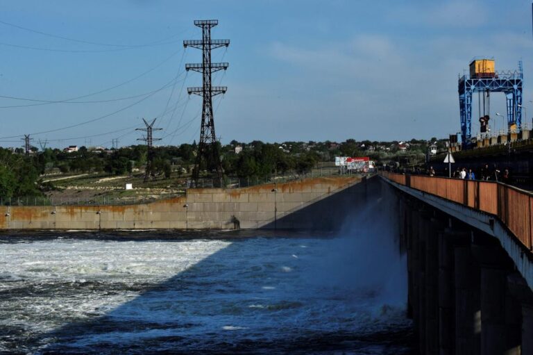 Zelensky calls on West to warn Russia not to blow up dam