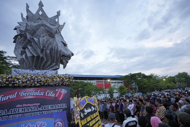 Thousands rally for justice after Indonesian stadium tragedy