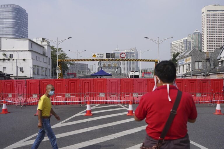 Hundreds protest southern China COVID-19 lockdowns